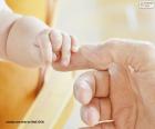 Το μωρό σηκώνει το δάχτυλο του πατέρα του